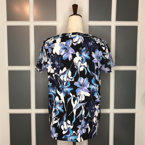 EUC Women’s sz LP, Black & Blue, V-Neck Floral Top - Picture 3 of 7